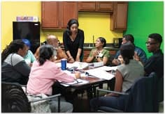 Facilitator teaching FLN teachers